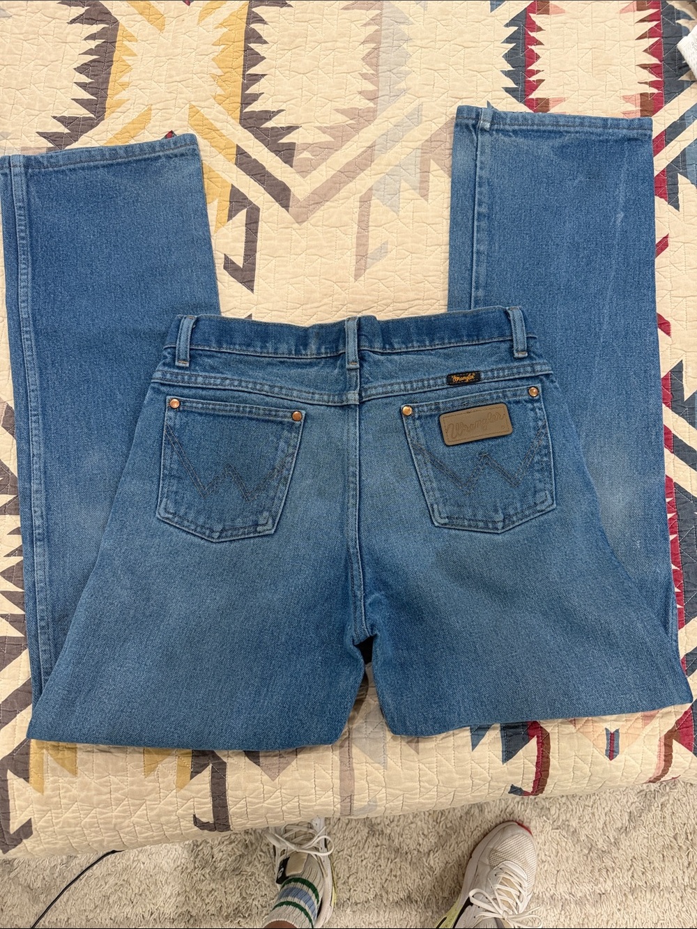 Wrangler Men's Medium Blue Straight Jeans with Classic Back Pockets